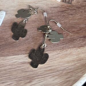 Gold dangle cactus earrings NWT